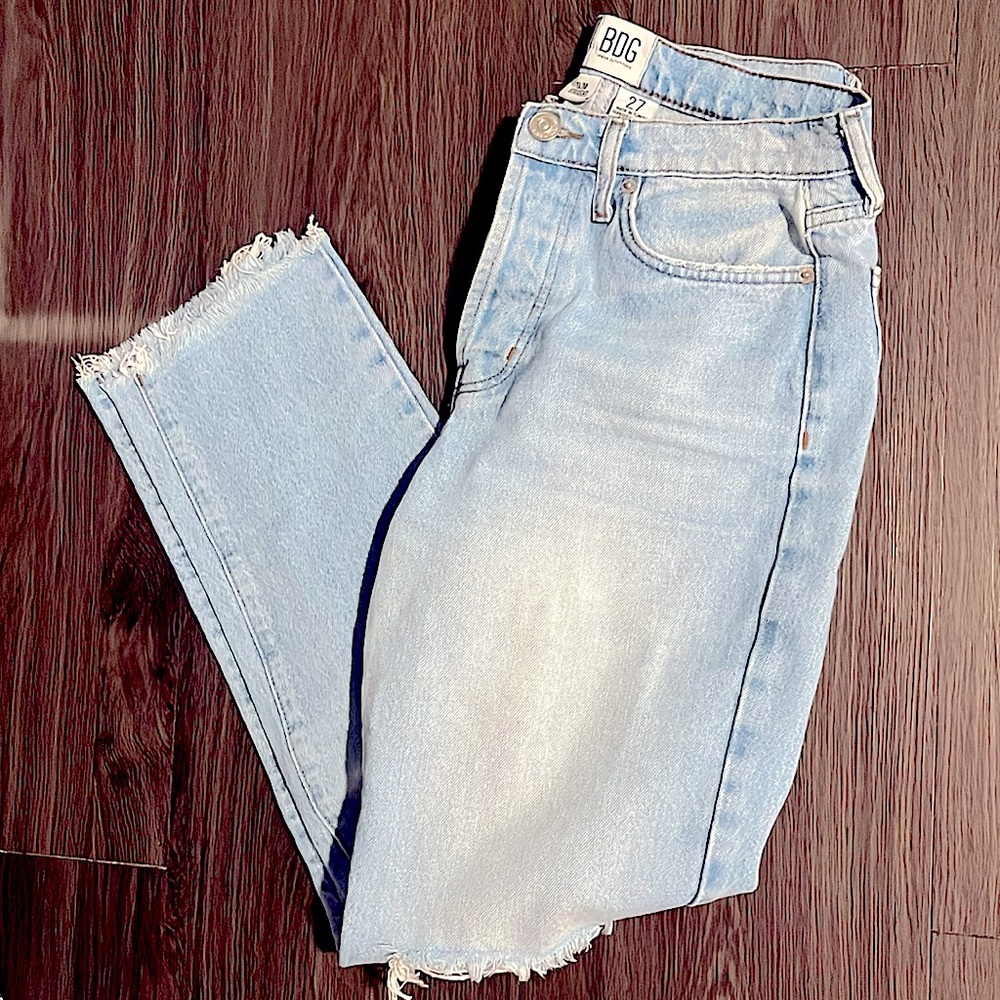 URBAN OUTFITTERS distressed light wash boyfriend denim jeans